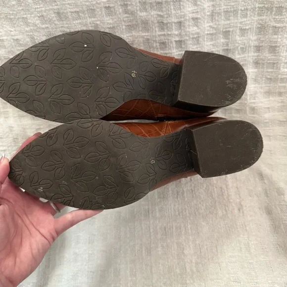 Melrose Ave Women’s Faux Leather Block Heel Side-Zip Pointed Toe Booties - Picture 12 of 12